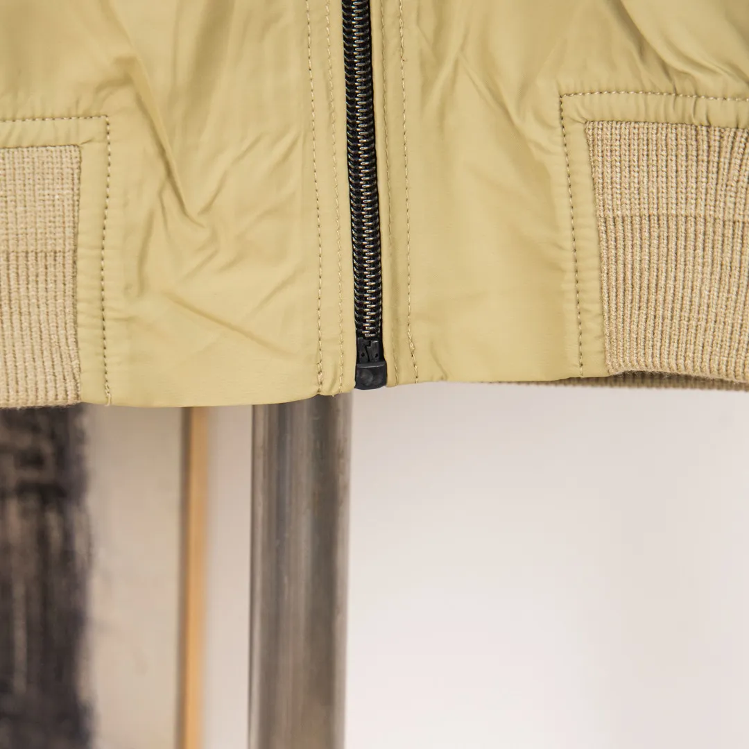 P360 zp version [exclusive supply] - Ralph Lauren/Ralph Lauren SS25 new double-layer windproof and water-repellent classic old cadre style light casual jacket - double-layer design, same color inside and outside S237 high-density micro-water-repellent craft fabric (100% T) ✅ | - Custom-woven double-layer rabbit velvet stitched thread, non-market misprinted mercerized cotton ✅ - Customized two-color webbing strip on the back collar, with zipper side pockets inside ✅ - POLO brand zipper, genuine leather zipper piece, dark and light two-color buttons ✅ - RL25SS new jacket fabric is made of lightweight polyester fiber, windproof and waterproof, more lightweight, suitable for traveling or daily outdoor sports, simple line design and wide and neat tailoring, unisex style for both men and women, good for commuting, classic and durable, Color: Black, Gray White, Light Card Size: S M L XL Number: WW10739